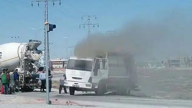 Karatay Belediyesi'nin çöp kamyonu yandı