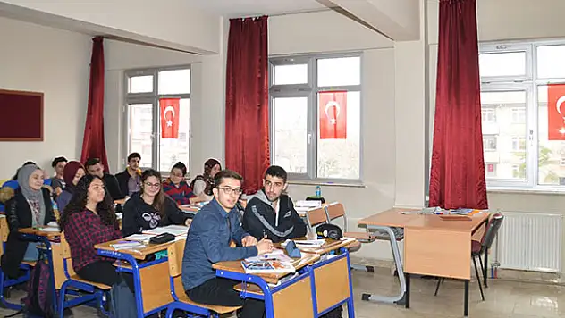 Karatay Belediyesi okullara bayrak hediye etti