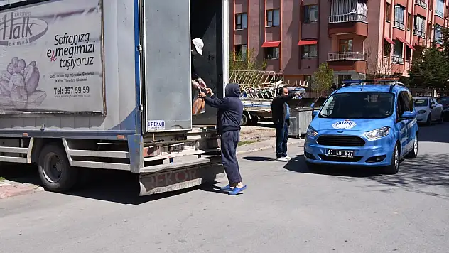 Karatay Belediyesi vatandaşa ekmek dağıtıyor