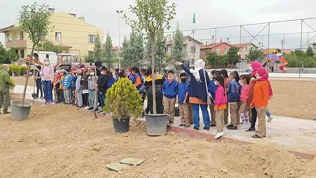 Karatay Belediyesi ve öğrencilerden fidan dikim etkinliği
