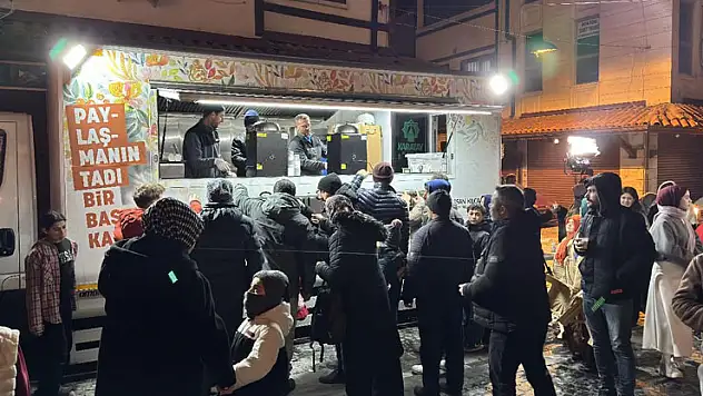 Karatay Belediyesi'nden ballı süt ikramı