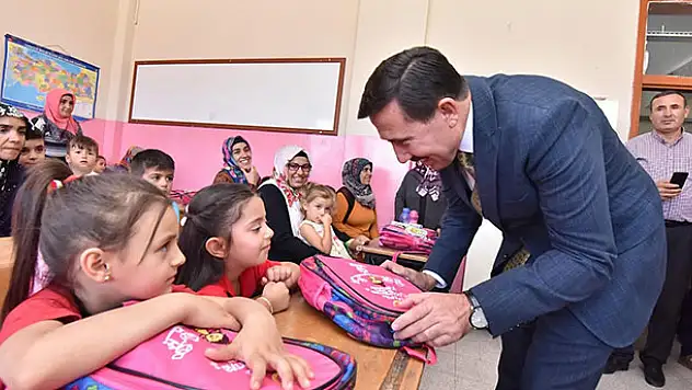 Karatay Belediyesinden öğrencilere çanta ve kırtasiye desteği