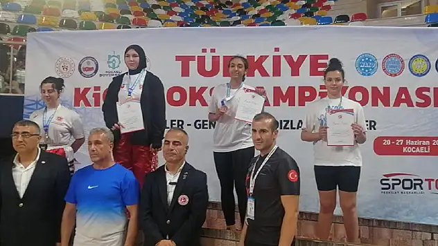 Karatay Belediyespor'lu Kick Boksçular  Kocaeli'den altın madalyayla döndü