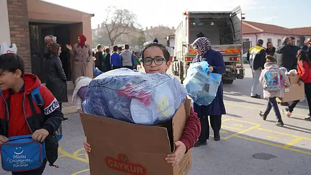 Karatay'da '1 Atık Çok Şeyi Değiştirir' atık toplama yarışması devam ediyor
