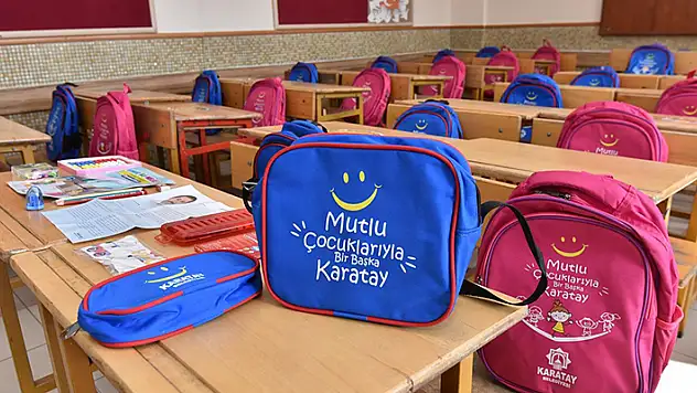 Karatay'da 1. sınıfa başlayacak öğrencilerin çanta ve kırtasiye hediyeleri hazır