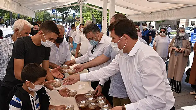 Karatay'da aşure geleneği sürüyor! Hükümet Meydanı2nda aşure dağıtıldı