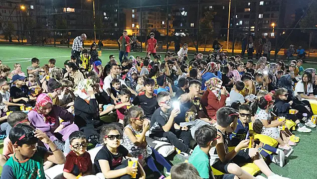 Karatay'da çocuklar açık havada 3D sinema izlemenin keyfini yaşadı