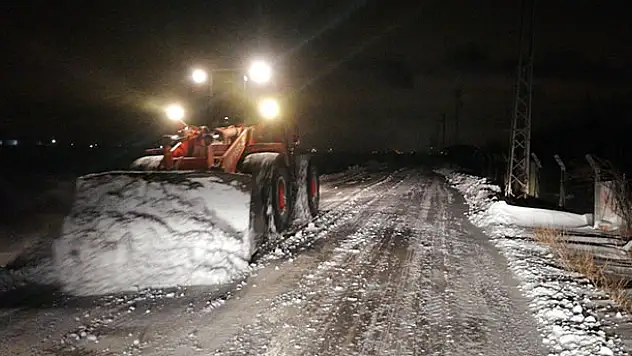 Karatay'da karla mücadelede gece mesaisi