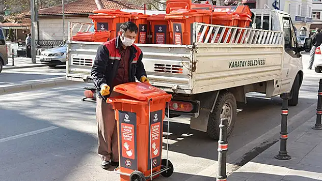 Karatay'da kullanılmış maske ve eldivenler tıbbi atık olarak toplanıyor