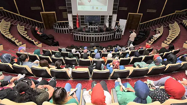 Karatay'da madde bağımlığını önlemede annenin rolü konuşuldu