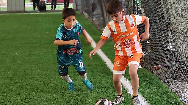 Karatay'da okullar kardeşlik turnuvasında terliyor