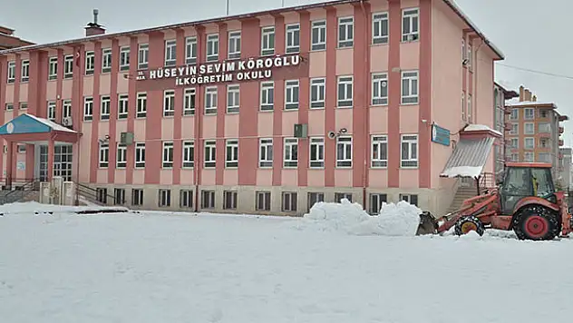 Karatay'da okullarda kar temizliği
