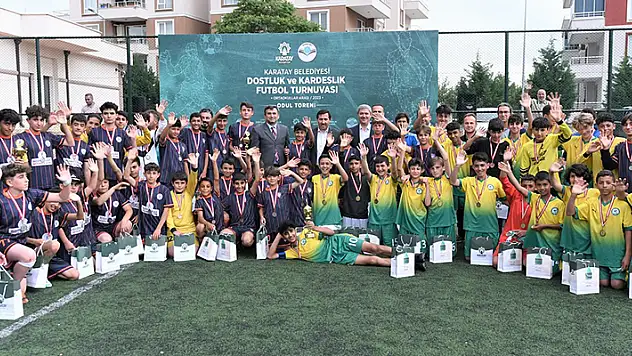 Karatay'da ortaokullar arası dostluk ve kardeşlik futbol turnuvası tamamlandı 