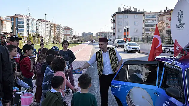 Karatay'da ramazan davulcuları klasik arabalarla vatandaşı sahura kaldırıyor
