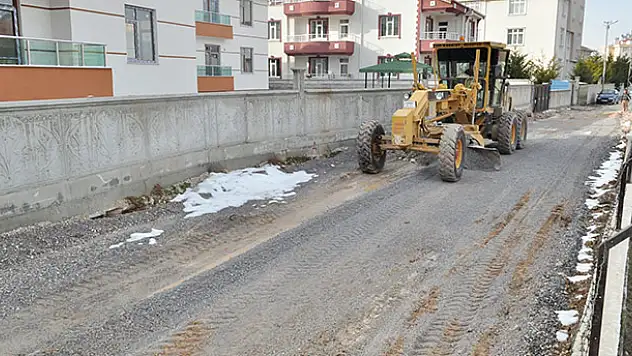 Karatay'da yol kumlama ve altyapı çalışmaları hız kesmiyor