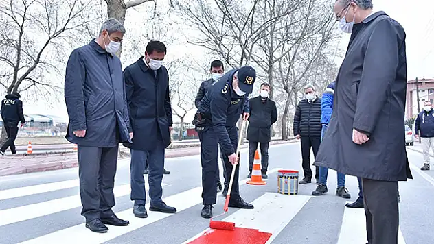 Karatay'daki yaya geçitlerine 'Kırmızı Çizgi' farkındalığı