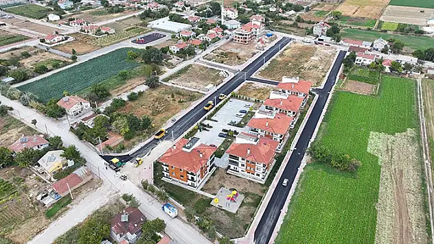 Karatay'ın İstiklal ve Tatlıcak Mahallelerinde sıcak asfalt serimi gerçekleştirdi