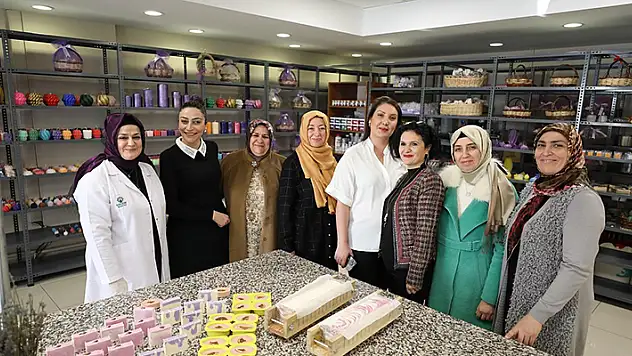 Karatay Kent Konseyi Kadın Meclisi'nin yürüttüğü 'Atölye Karatay'da çeşit çeşit lavanta ürünleri üretiliyor