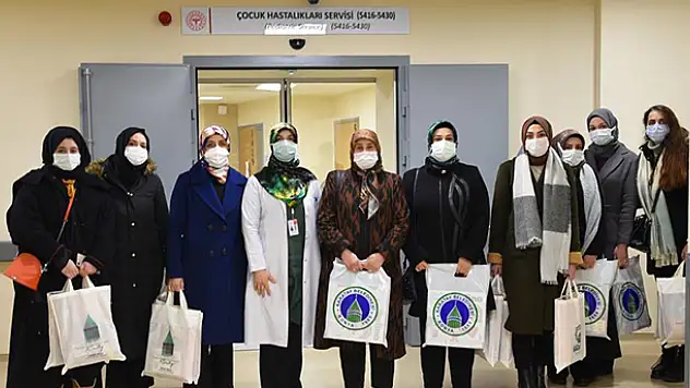 Karatay Kent Konseyi Kadın Meclisi üyeleri, Sevgi Evleri ile hastanede tedavi gören çocukları ziyaret etti