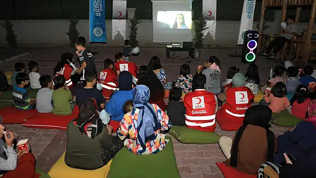 Karatay Konukevi'ndeki çocuklar, açık havada sinema etkinliği ile buluştu 