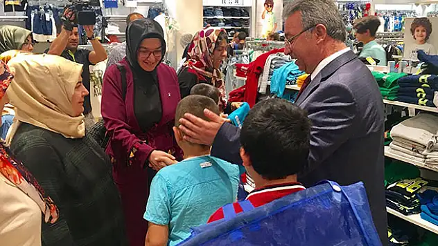 Karatay, yüzlerce çocuğun yüzünü güldürdü