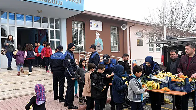 Karatay Zabıta'dan Yerli Malı Haftasında öğrencilere meyve