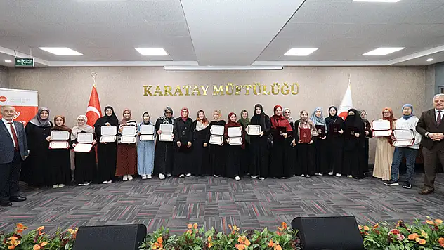 Karatay'da 102 hafız belgesini aldı