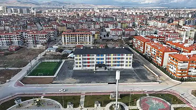 Karatay'da 8 okula FIFA standardında yeni halı saha