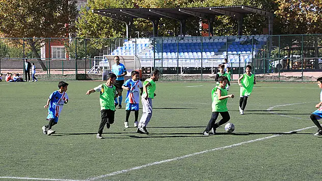 Karatay'da ilkokullar yeşil sahada ter dökecek