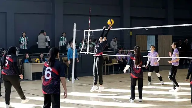 Karatay'da okullar filede terliyor