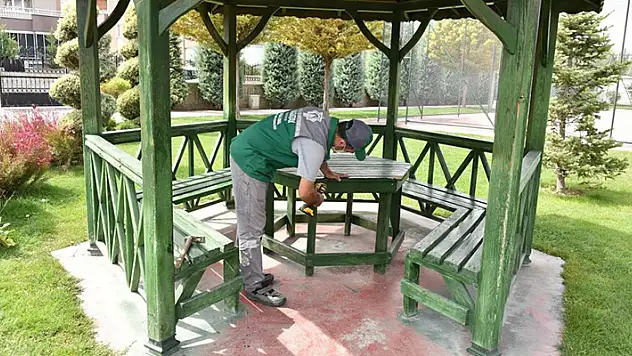 Karatay'da parklarında yenileme ve düzenleme çalışmaları sürüyor
