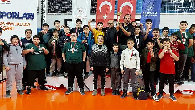 Karataylı güreşçiler Kahramanmaraş'tan ikincilikle döndü