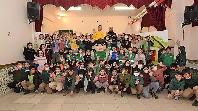 Karataylı öğrencilere tiyatro oyunu ile sıfır atık anlatılıyor