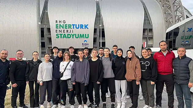 Karateciler final biletini aldı
