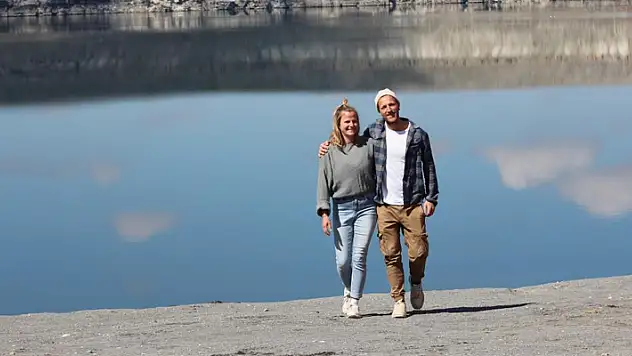 Karavanla Türkiye turuna çıkan Alman çift, Meke Gölü'nde mola verdi