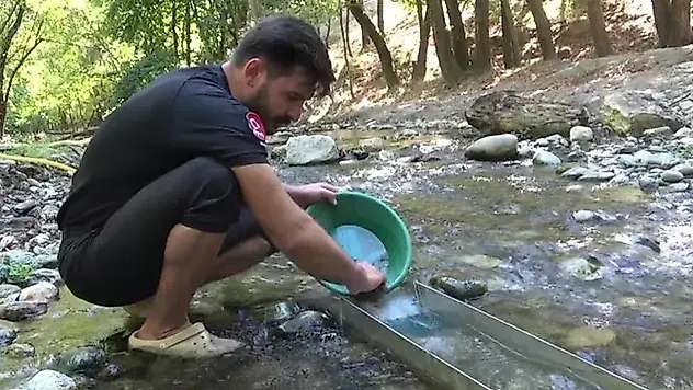 Karavanla Türkiye'yi geziyor, günde 5 gram altın çıkarıyor