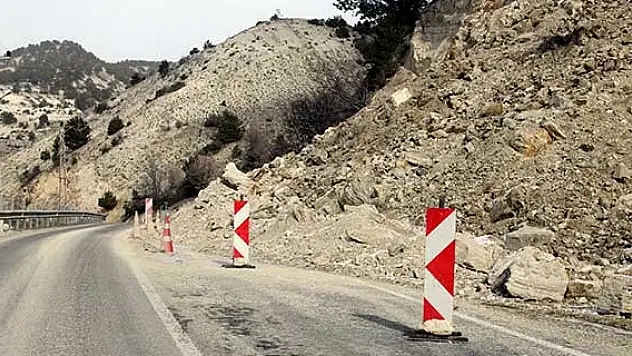 Karayolunda heyelan