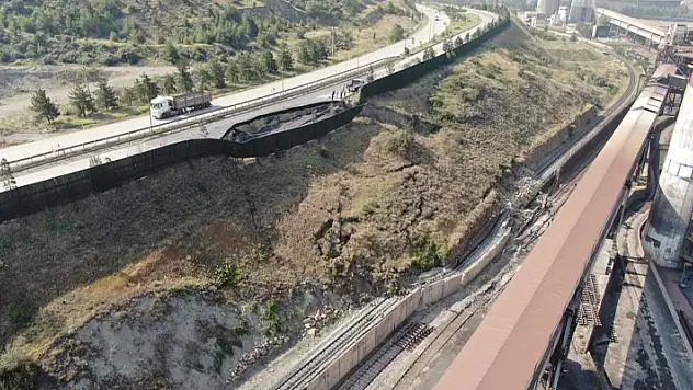 Karayolunda yaşanan heyelan demiryolunu da kapattı