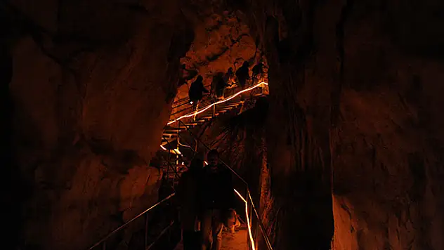 Karda bu mağaraya girenler terliyor