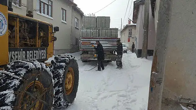 Karda mağdur olan sürücülerin yardıma Beyşehir Belediyesi ekipleri yetişti
