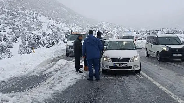 Kardan dolayı Antalya-Konya yolunda kalanlara jandarma yardım etti
