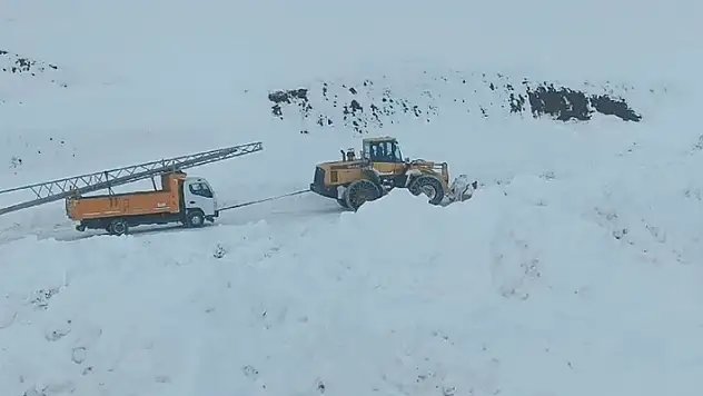 Kardan kapanan yolda mahsur kalan enerji şirketi ekibi, kurtarıldı

