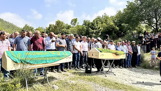 Kardeşi tarafından öldürülen kadın ve eşi, toprağa verildi
