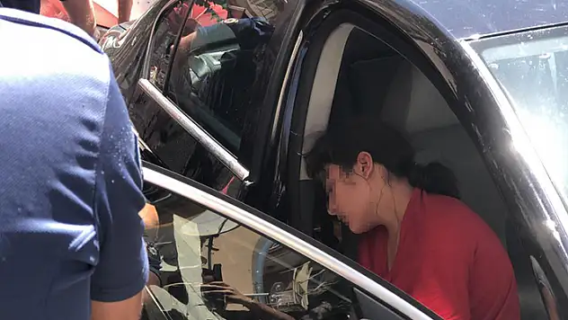 Kardeşini arabanın içinde kilitli bırakıp alışverişe gitti! Fenalaşan çocuğun yardımına itfaiye yetişti