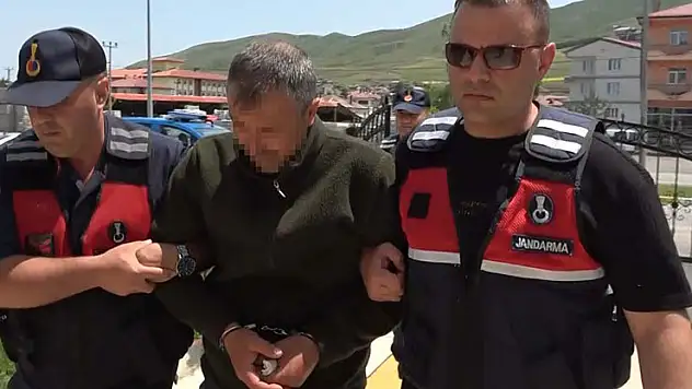 Kardeşini öldürüp, kendi oğlu ve diğer kardeşini yaralayan eski muhtar adliyede