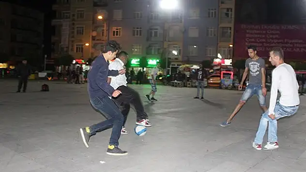 Kardeşliğin rengi, dili yok