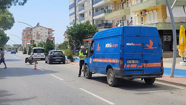 Kargo aracının açılan kapısı motosiklet sürücüsünü hastanelik etti: 1 yaralı
