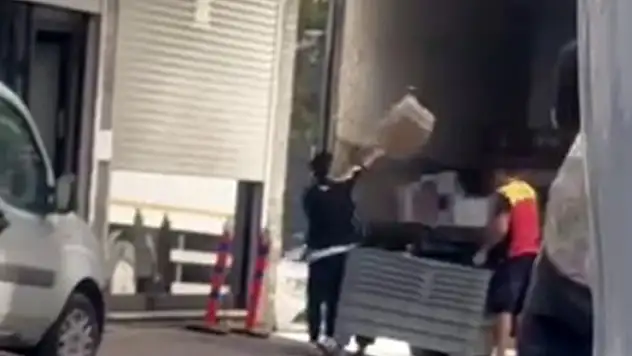 Kargo firması çalışanlarının paketleri fırlattığı anlar kameraya yansıdı