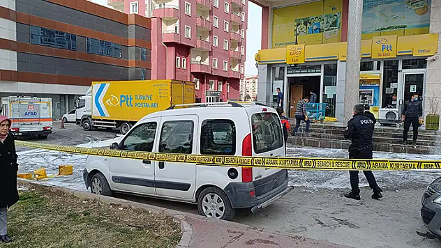 Kargo şubesinde dağıtım öncesi zirai ilaç tenekesi patladı, 4 çalışan hastaneye kaldırıldı

