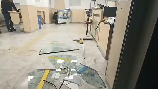 Kargosunu zamanında teslim alamayan kişi,  PTT şubesinin camlarını kırdı
